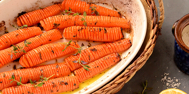 De færdige hasselback gulerødder, der skal serveres som tilbehør til en god ret.