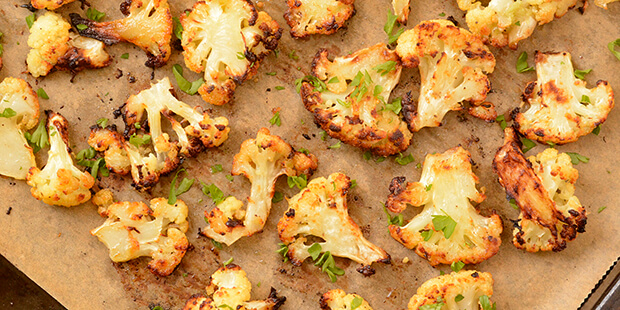 Et lille drys persille giver et friskt pust til de bagte blomkålsstykker