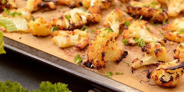Parmesan, hvidløg og honning giver en dejlig karamellisering på kålskiverne.