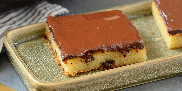 Det er super lækkert med chokoladestykker i marcipankagen