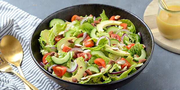 Sprød, frisk og lækker salat, der kan bruges som tilbehør til alle former for kød og mange retter.