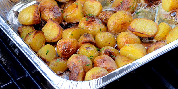 at føre sammen Fredag Kartofler til grillmad (opskrift både til grill og ovn)