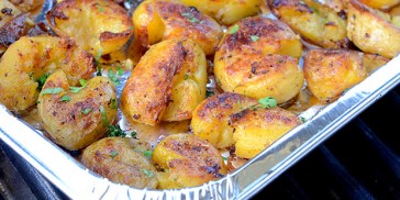 Kartoflerne bliver sindssygt lækre og er perfekt tilbehør til grillmad