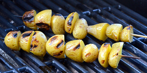 Kartoflerne kan også grilles på spyd, så de får smukke grillstriber