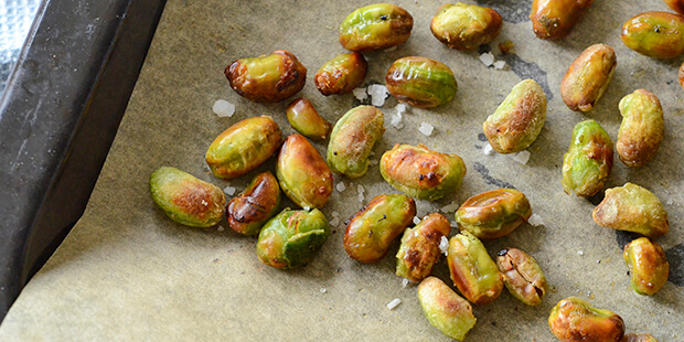 Edamamebønnerne kan steges lækkert sprøde i ovnen med kun lidt olie