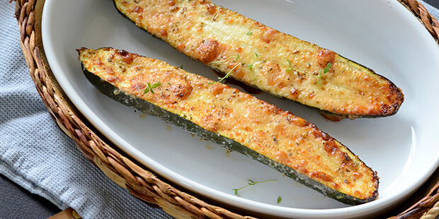 Skær squashene i halve, hvis det skal være ekstra nemt