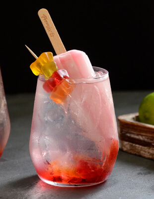 Her er der dumpet en hel ispind i den dejlige drink