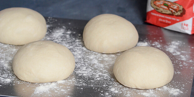Pizzadejen er formet til kugler og klar til at efterhæve
