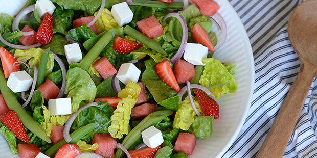 Den friske grønne salat er perfekt tilbehør til grillmad