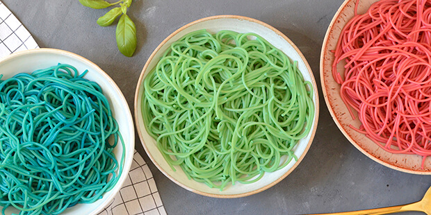 Så bliver halloween maden ikke nemmere, og børnene elsker den farvede spaghetti.