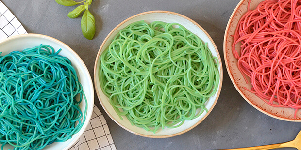 Så bliver halloween maden ikke nemmere, og børnene elsker den farvede spaghetti.