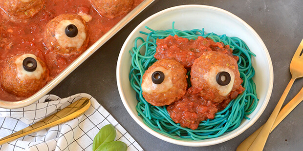 For et komplet halloween måltid kan kødbollerne serveres med farvet pasta