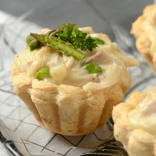 Skal smagsløgene forkæles lidt ekstra er det lækkert med friske grønne asparges i tarteletfyldet