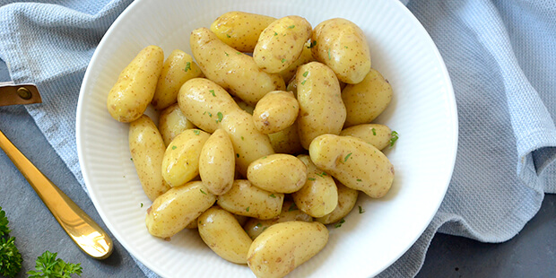 Servér dem evt. helt simpelt med lidt smør og frisk persille.