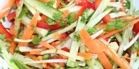 En salat fyldt med grøntsager.