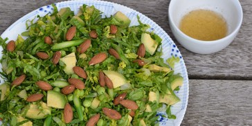 God salat med avocado, asparges og nem dressing.