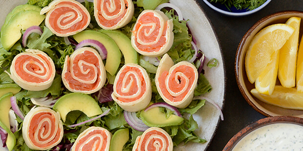 Servér med lidt lækre sager, såsom hjemmelavet dressing og friske krydderurter