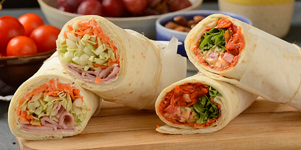 Du får også tips til at fylde wrapsene på den rigtige måde, så de holder sig friske til frokost