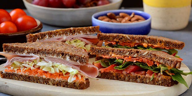 De to slags sandwiches med rugbrød og lækkert fyld