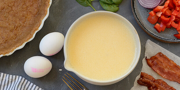 Så er alt det lækre tærtefyld klar til at komme i bunden og dernæst i ovnen