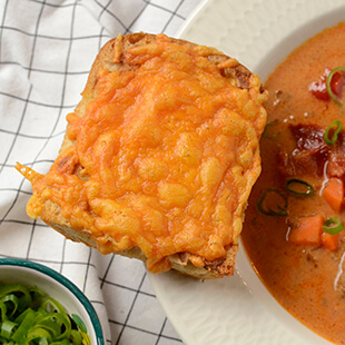 Cheeseburger-smagen får lige et nøk op, hvis du serverer suppen  med de her lækre ostebrød