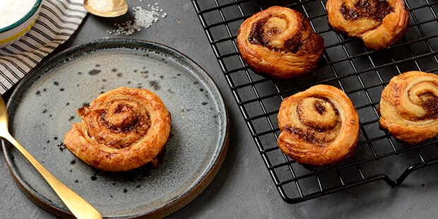 Knasende sprøde kanelsnegle lavet med færdig butterdej og masser af remonce.