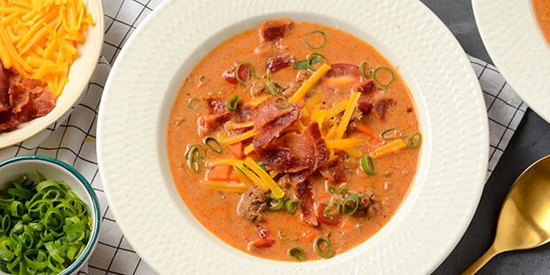 Bacon, hakket oksekød og krydderier giver en rigtig god smag til suppen.