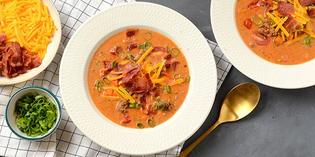 Man kan ikke andet end at elske den lækre cheeseburgersuppe, for den smager kanongodt med alle de gode toppings.