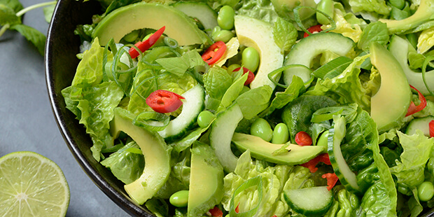 Det er den bedste kombination af cremet avocado, frisk agurk og lime, der gør salaten til noget helt særligt.