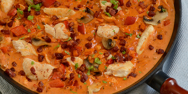 Sprød bacon gør det kun endnu mere lækkert.