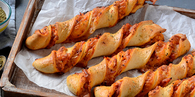 Smeltet ost, tomatsauce, pepperoni og færdig dej er de eneste ingredienser, man skal bruge.