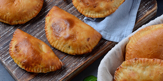 Lidt bacon og spinat i fyldet passer super godt sammen med kyllingen.