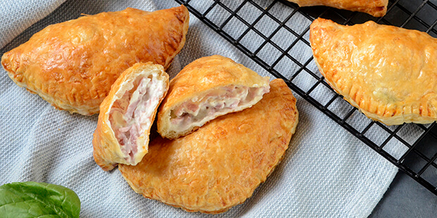 Det er dejligt nemt at lave dem med færdig dej og de smager ikke bare godt, men ekstremt godt.