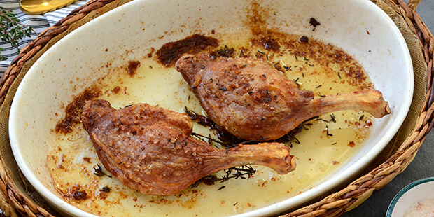 Friske krydderurter, salt og peber sørger for, at anden får masser af smag under stegetiden.