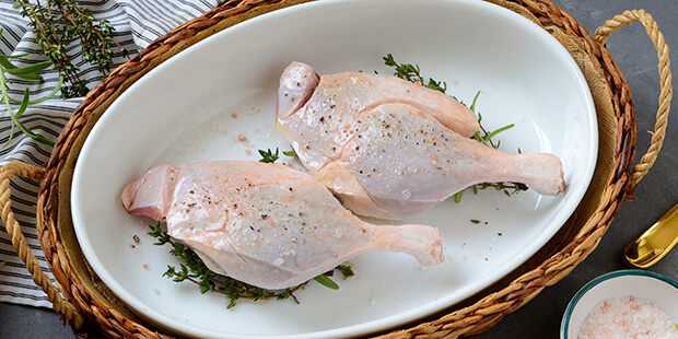 Så er lårene klar til at blive stegt.