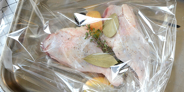 Æbler, svesker og krydderurter er sammen med anden i stegeposen, så det bliver ekstra godt.