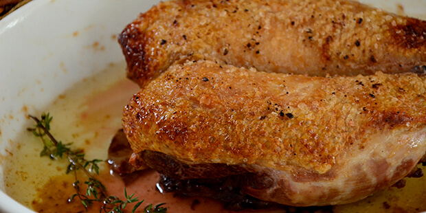 Stegen tilberedes nemt i ovnen med krydderurter