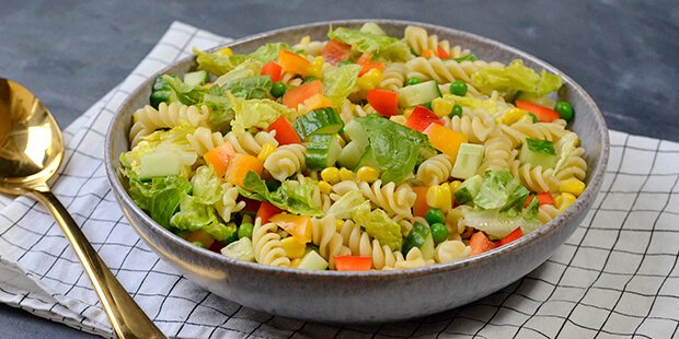 Salaten er super simpel og en kæmpe favorit hos børnene.