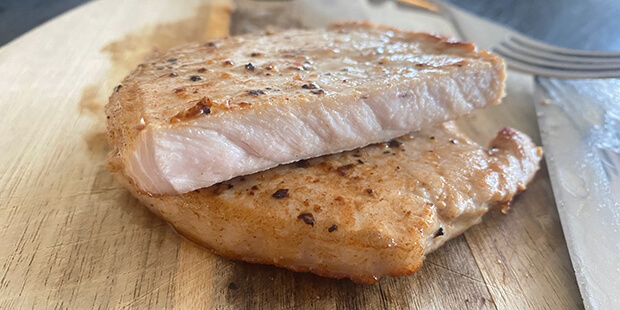 Du kan nemt stege koteletterne, så de ikke bliver tørre