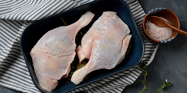 Lårene er krydrede og klar til at blive stegt sprøde i ovnen