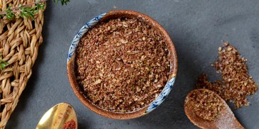 Når man har sådan et glas za'atar krydderi stående, er man garanteret god smag i mange retter.