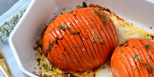 Smørret smelter ned i rillerne på de bagte hokkaido græskar og det smager så godt.