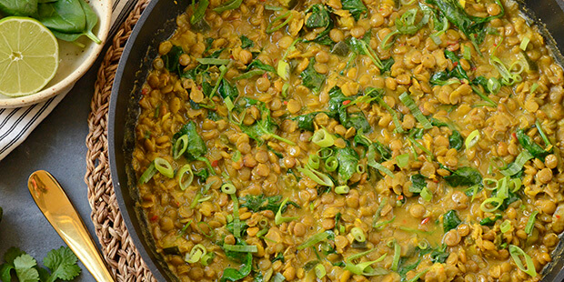 Der er simpelthen så meget smag i den grønne dahl og dejligt mange grøntsager