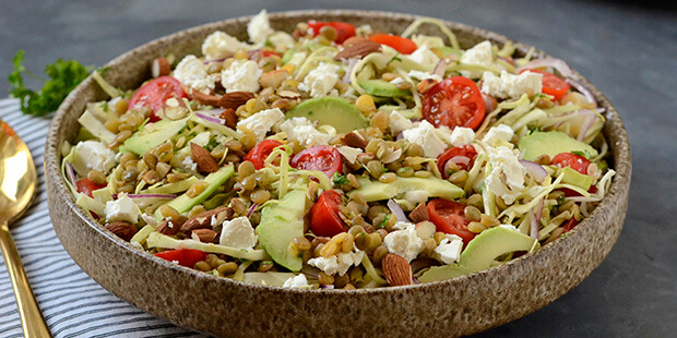 Feta, avocado, spidskål og mandler skaber den perfekte blanding af sprødt og blødt i linsesalaten