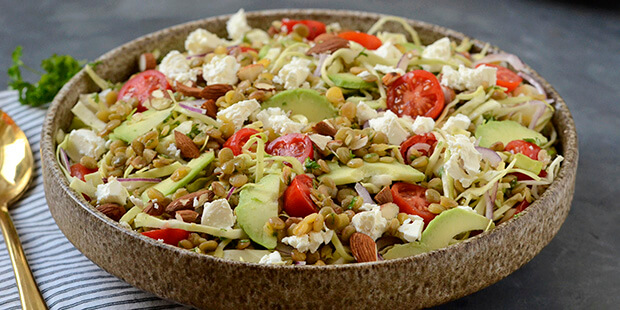 Feta, avocado, spidskål og mandler skaber den perfekte blanding af sprødt og blødt i linsesalaten