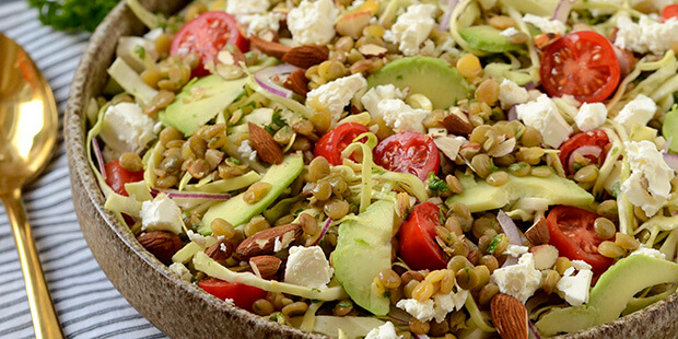 Det bliver virkelig en god fyldig og mættende salat når den laves med grønne linser.