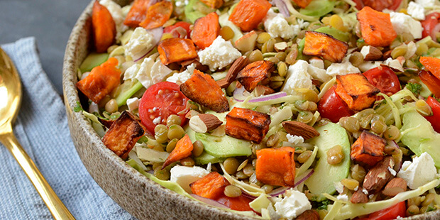 Salaten bliver kun ekstra god når de grønne linser får selskab af bagte søde kartofler