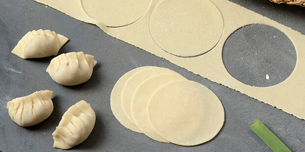 Det er overraskende nemt at lave hjemmelavet dumplings dej, som du kan fylde med lige det, du har lyst til.