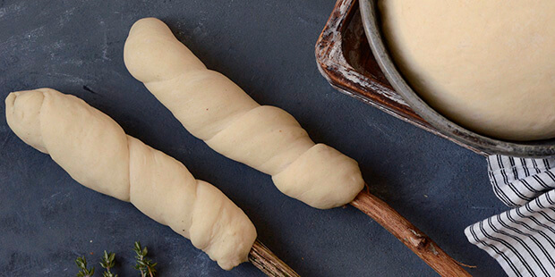 Den klistrer ikke til fingrene, når man snor den om pinden.