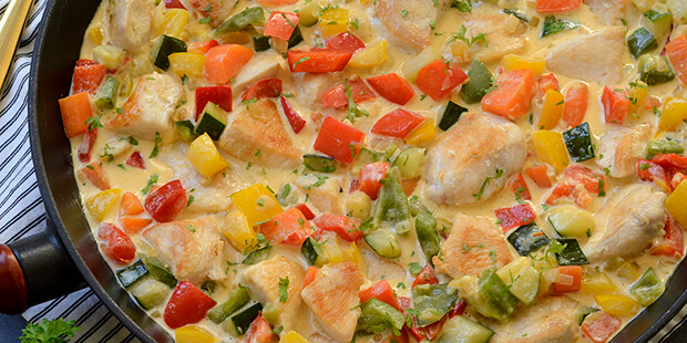 Der er masser af grøntsager og kylling i retten